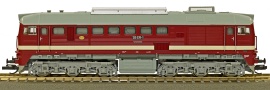 dieselová lokomotiva červená s krémovým pruhem, šedou střechou a podvozky, typ BR 120