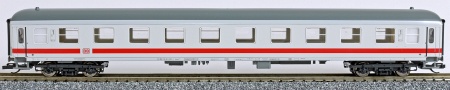 rychlíkový vůz bílý s červeným pruhem a šedou střechou 1. tř., typ Aimz
