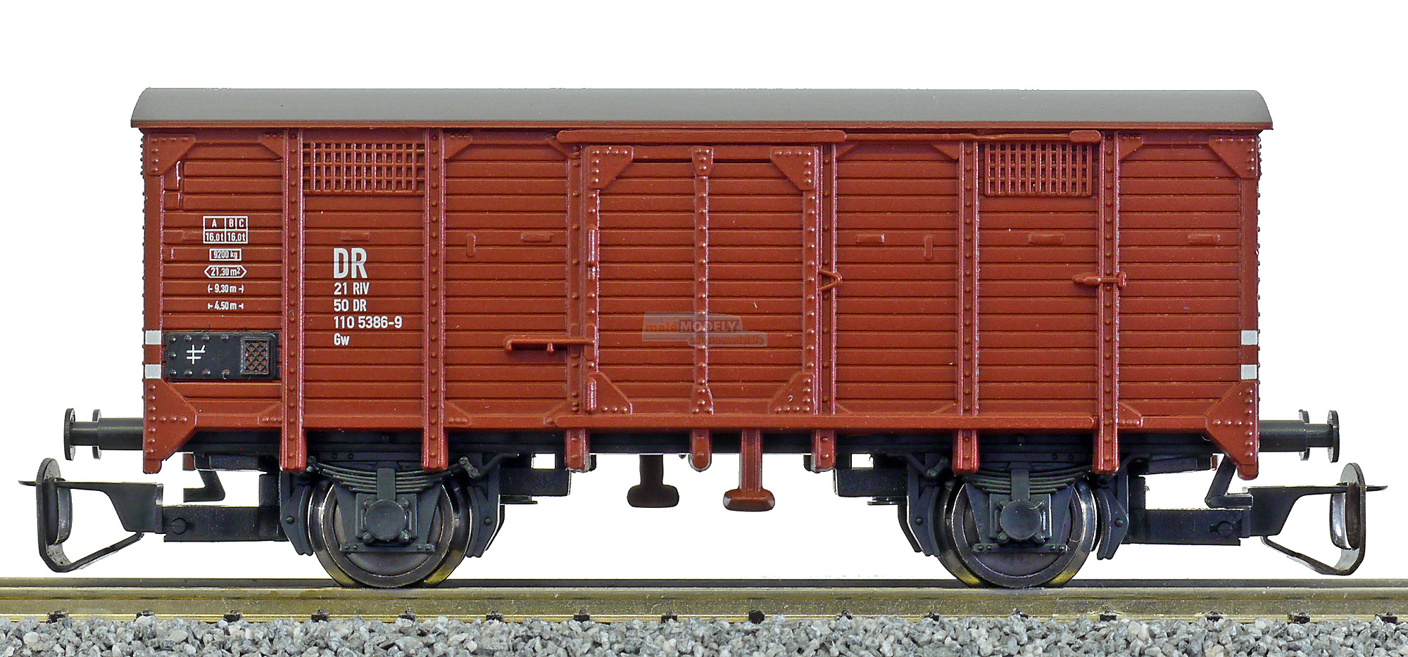Krytý nákladní vůz červenohnědý s šedou střechou