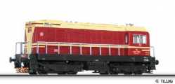 dieselová lokomotiva červená s krémovou střechou, černým rámem a pojezdem, typ T435