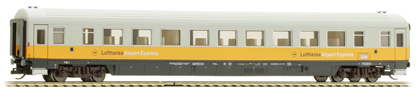 rychlíkový vůz v barevném schematu „Lufthansa-Airport-Express“ 2. tř., typ Bpmz