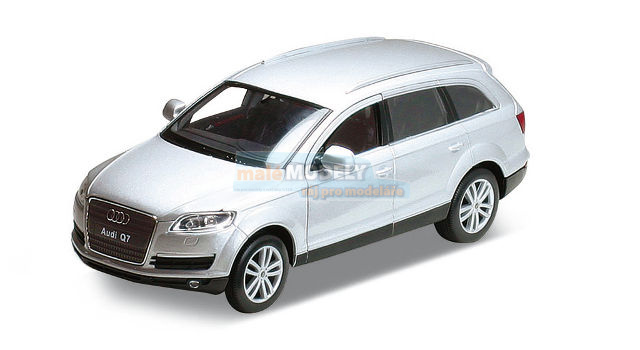 Auto Audi Q7, stříbrná