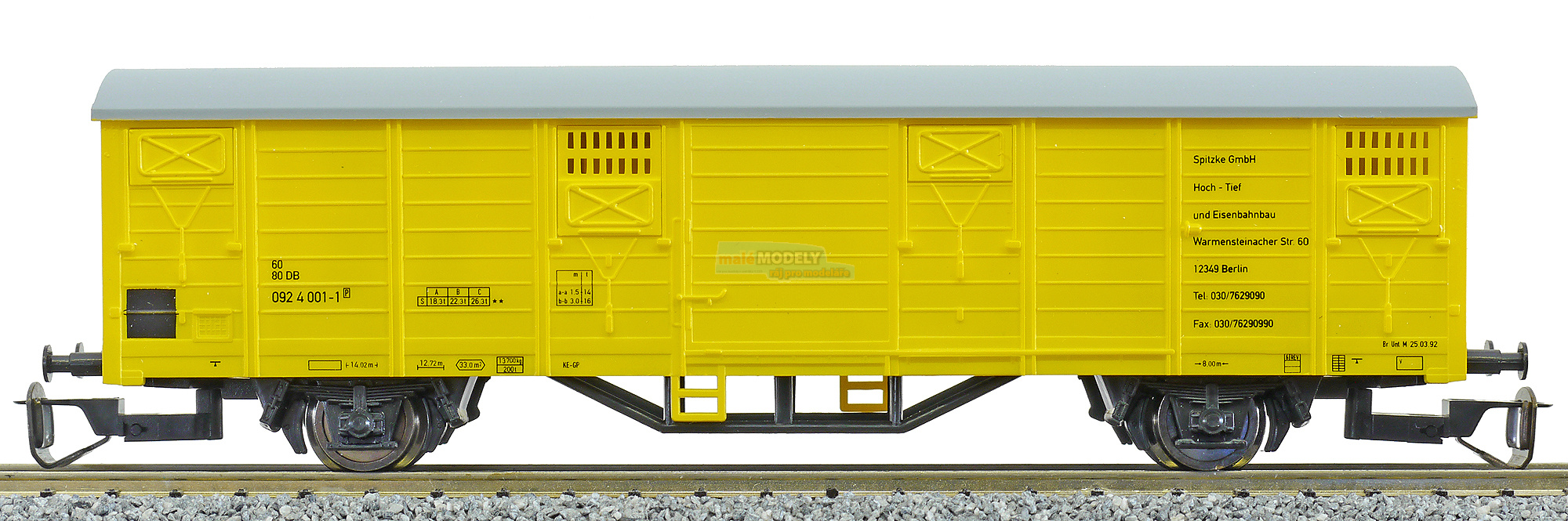 Krytý nákladní vůz žlutý s šedou střechou do pracovního vlaku