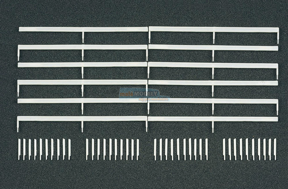 Leitpfosten und Schutzplanken